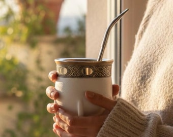 伝統的なアルゼンチンのマテ茶カップ、アルガロボの木材で手作りされ