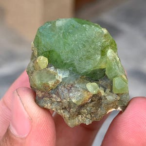 24 gram natuurlijke peridotkristallen op matrix prachtig exemplaar uit de Supat-mijn, Pakistan. Peridootkristal, peridootmonster, peridootcluster.