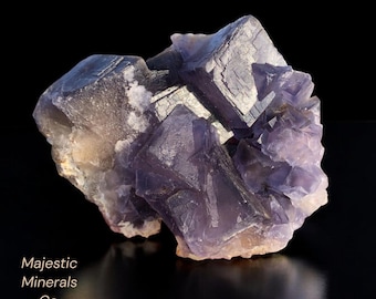 Ejemplar de fluorita cúbica púrpura natural de 1070 gramos, procedente de Baluchistán, Pakistán. Fluorita cúbica, grupo de fluorita, espécimen de fluorita púrpura.