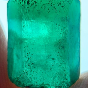 Pieza en bruto de esmeralda natural de grado facetado de 13,60 quilates procedente del valle de Swat, Pakistán. Esmeralda en bruto de Swat, esmeralda para tallar, esmeralda para joyería.