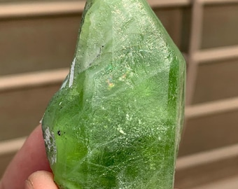 Hermoso cristal de peridoto natural de 68 gramos, completamente terminado, procedente de la mina Supat, Pakistán. Cristal de peridoto, ejemplar de peridoto, racimo de peridoto.