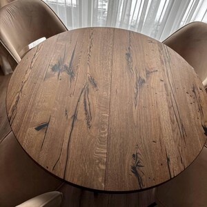Table de salle à manger ronde et extensible en chêne : bois massif fait main, incrustation de résine époxy