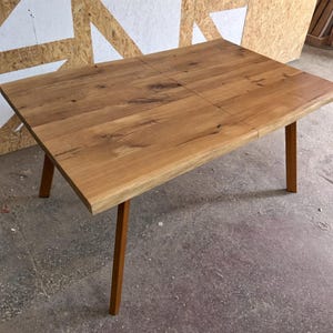 Può includere: Un set di tre tazze in ceramica con finitura opaca e macchiettata. Le tazze sono nei toni del crema, grigio chiaro e grigio scuro. Ogni tazza ha un design semplice e minimalista e un manico arrotondato.