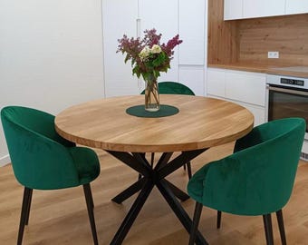 Uitschuifbare ronde eettafel van massief eiken: custom-bestelling voor Frederic, rustiek eiken met een heldere, matte afwerking. Gekruiste poten van 5×5 cm metaal