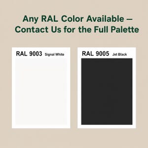 K&ouml;nnte beinhalten: Zwei rechteckige Farbmuster mit der Beschriftung RAL 9003 Signal White und RAL 9005 Jet Black. Der Text dar&uuml;ber lautet Any RAL Color Available &ndash; Contact Us for the Full Palette. Der Hintergrund ist ein helles Beige mit dunkelgr&uuml;nem Text.