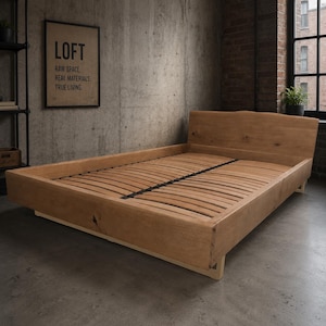 Peut inclure: Un cadre de lit en bois brun clair avec un sommier à lattes et une tête de lit. Le cadre de lit est en bois massif et présente un design moderne et minimaliste. Le cadre de lit mesure environ 203 cm de long et 152 cm de large.