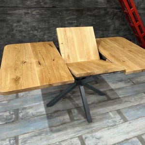 Mesa de jantar dobrável: madeira maciça de carvalho, pés de metal cinza, ideal para apartamentos pequenos.