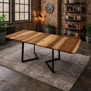 Könnte beinhalten: Ein rechteckiger Esstisch aus Holz mit einem hell- und dunkelbraunen Streifenmuster. Der Tisch hat schwarze Metallbeine und steht auf einem grauen Teppich. Der Raum hat eine Backsteinmauer und ein großes Fenster.