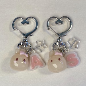 Llavero de conejito de arcilla polimérica con temática rosa, con letra personalizable