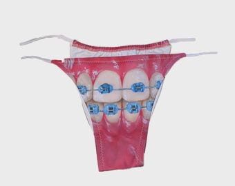 Aparat ortodontyczny na zęby, dół bikini