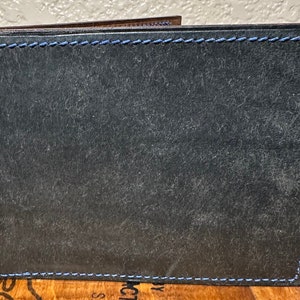 Cartera plegable para hombre de puro cuero italiano. Puro cuero italiano. Totalmente cosido a mano, sin costuras a máquina.
