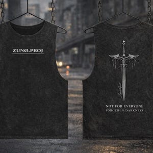 Pode incluir: Camiseta sem mangas cinza escuro com o texto "ZUNØ.PROJ" na frente. A parte de trás apresenta um design detalhado de espada prateada com o texto "NOT FOR EVERYONE FORGED IN DARKNESS". A camiseta está pendurada em um cabide preto.