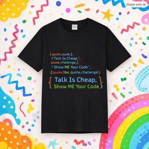 Könnte beinhalten: Ein schwarzes Kurzarm-T-Shirt mit buntem Programmiercode-Syntax und dem Text "Talk Is Cheap, Show ME Your Code" auf der Vorderseite. Das Design enthält geschweifte Klammern und Anführungszeichen in verschiedenen leuchtenden Farben.