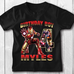 Może przedstawiać: Czarny T-shirt z grafiką Iron Mana w kolorze czerwonym i złotym, tekstem "Birthday Boy", liczbą "4" złożoną z obraz&oacute;w Iron Mana i imieniem "Myles".