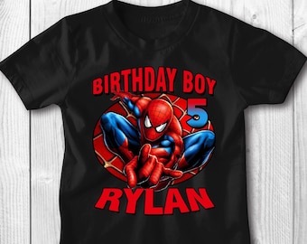 Könnte beinhalten: Schwarzes T-Shirt mit einer Spider-Man-Grafik. Das Design enthält den Text "BIRTHDAY BOY 5 Rylan" in Rot. Der Superheld ist in Rot und Blau vor einem Spinnennetz-Hintergrund dargestellt.