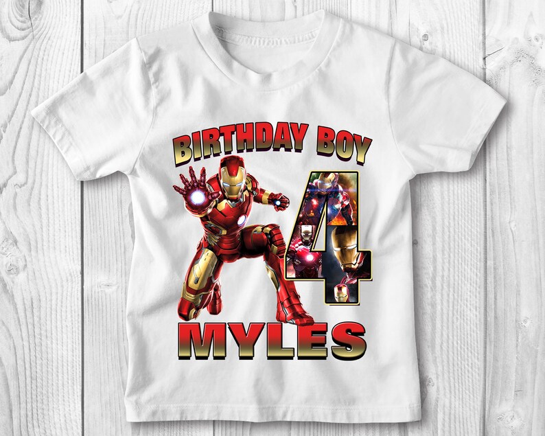 Może przedstawiać: Biała koszulka z grafiką czerwonego i złotego Iron Mana, liczbą 4 złożoną z obraz&oacute;w Iron Mana, tekstem "Birthday Boy" i imieniem "Myles".