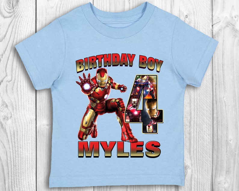 Może przedstawiać: Jasnoniebieska koszulka z grafiką Iron Mana w kolorze czerwonym i złotym, cyfrą 4 i tekstem "Birthday Boy Myles".