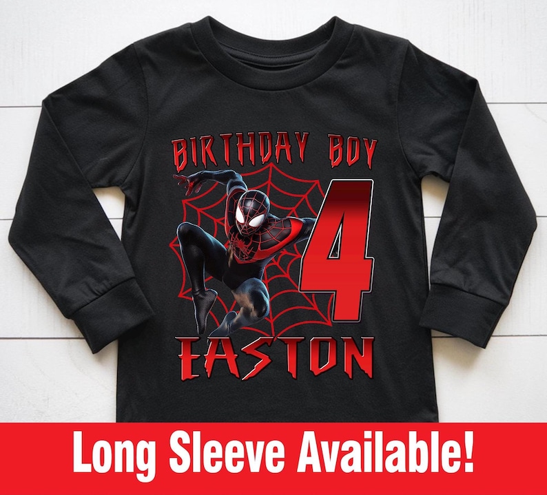 Op de afbeelding: Zwart shirt met lange mouwen met een rood Spider-Man-personage, een rood webontwerp en de tekst "Birthday Boy 4 Easton".