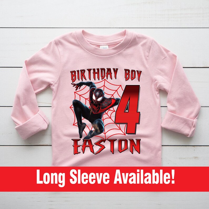 Op de afbeelding: Roze longsleeve shirt met een rode en zwarte Spider-Man afbeelding, de tekst "Birthday Boy" en het nummer "4". De naam "Easton" staat in een gestileerd lettertype onder het nummer.
