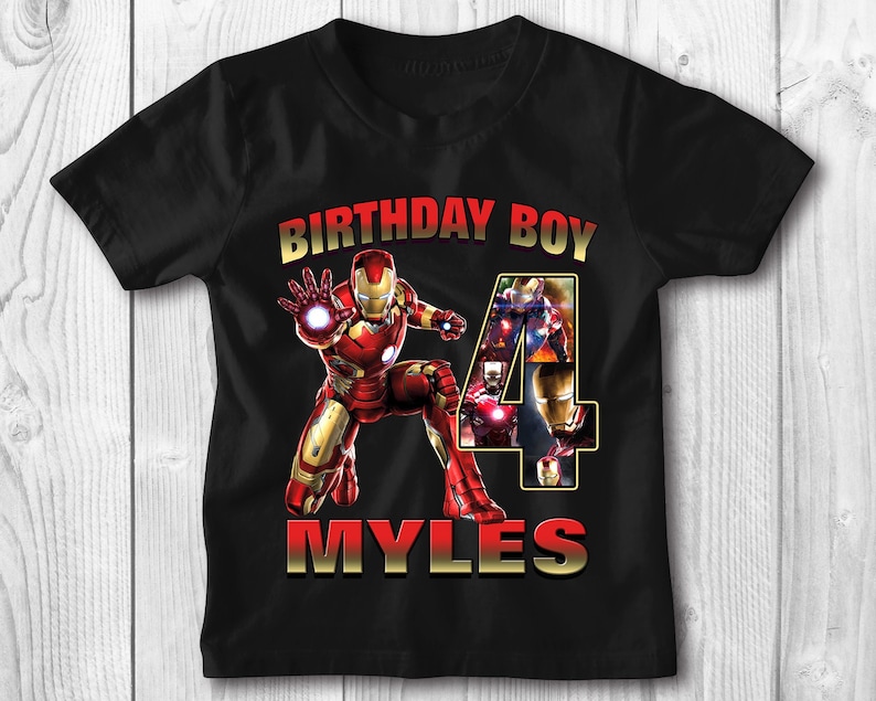 Może przedstawiać: Czarny T-shirt z grafiką Iron Mana w kolorze czerwonym i złotym, tekstem "Birthday Boy", liczbą "4" złożoną z obraz&oacute;w Iron Mana i imieniem "Myles".