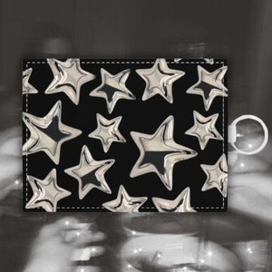 Porta-cartões de couro com estampa de estrelas | Pinterest Acessórios estéticos, Porta-cartões para mulheres presentes