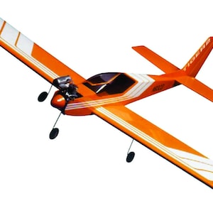 Puede incluir: Un avión modelo naranja y blanco con un logotipo de Tiger en la cola. El avión tiene un pequeño motor y tren de aterrizaje.