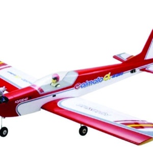 Può includere: Un aereo modello rosso e bianco con un logo "Calmato D" blu e giallo sul lato. L'aereo ha una piccola elica e una figura di pilota nella cabina di pilotaggio.