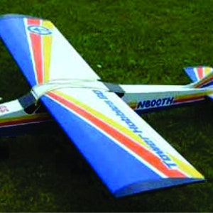 Puede incluir: Un avión modelo azul y blanco con rayas rojas y amarillas. El avión tiene una hélice y el texto "Tower Hobbies" y "N800TH" en el lateral.