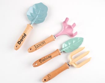 Anpassat trädgårdsredskapsset med 4 för barn - spade, kratta, gaffel - Personligt med namn, rolig lövdesign, perfekt födelsedags- eller festpresent till barn
