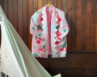 Veste matelassée rose et floral avec appliqués recyclés avec col rabattable. Moyenne