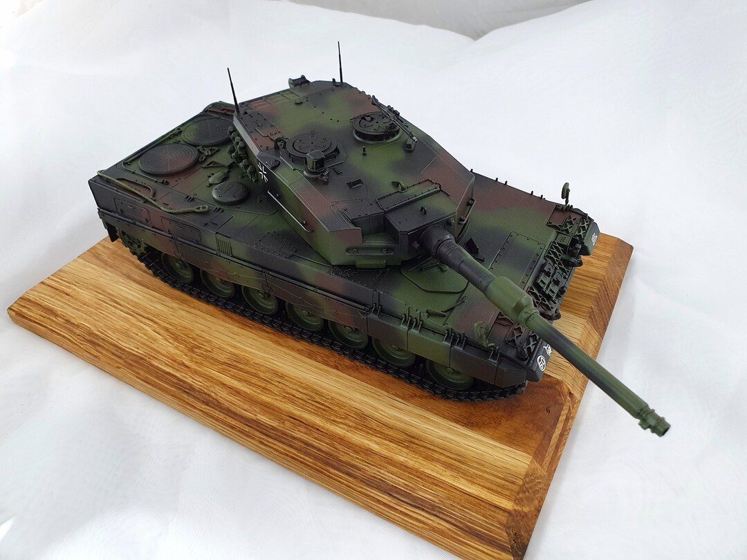 Leopard 2A4M CAN Hobby Boss 83867