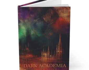 Può includere: Un diario a tema dark academia con una copertina astratta colorata che presenta una città con edifici alti e il testo "DARK ACADEMIA INITIUM NOVUM."