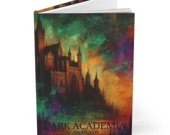 Può includere: Un diario a tema dark academia con un'illustrazione ad acquerello di un castello sulla copertina. Il testo "DARK ACADEMIA" e "MCMILXVII" è stampato sulla copertina.