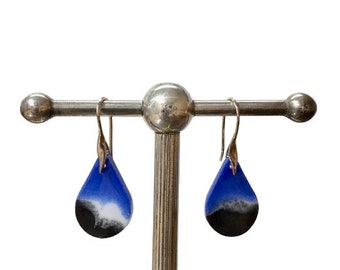 Pair of dangling earrings in epoxy resin and stainless steel. Color: Klein blue, black, white