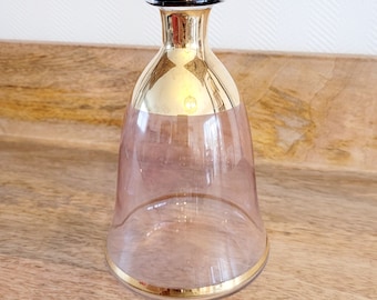 Carafe en verre rose