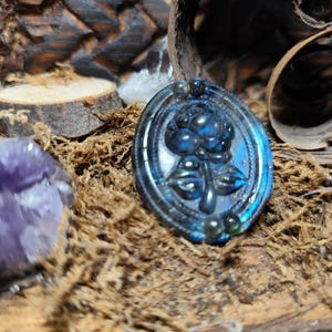 Labradorite, carved pink cameo, 4 cm, Madagascar.