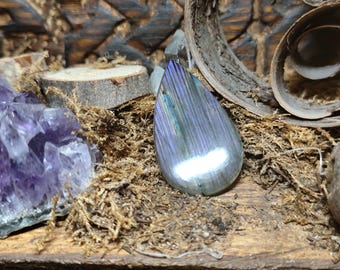 Pink/purple labradorite cabochon, 4 cm, Madagascar.