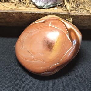 Diaspro policromo, ciottolo levigato, Madagascar.