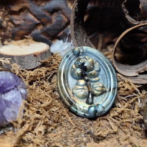 Labradorite, carved pink cameo, 4 cm, Madagascar.