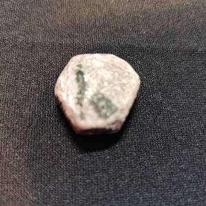 Peut inclure: Une pierre précieuse rose et verte de forme hexagonale.