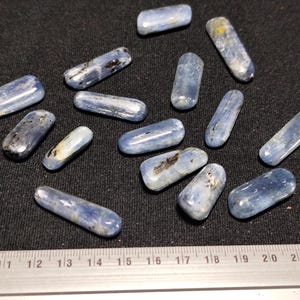 kyanite, rolled stone, 3/5 cm, India.