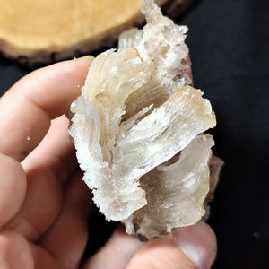 Peut inclure: Un amas de cristaux de sélénite blancs et translucides avec une texture naturelle rugueuse.