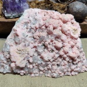 Manganocalcite/rodocrosite, gruppo di cristalli, 12 cm, Bulgaria.