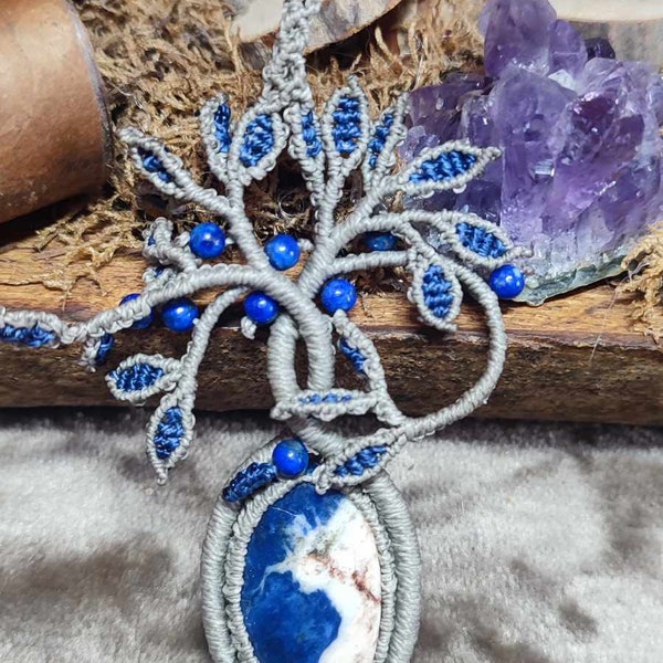 Pendentif arbre de sodalite et perles de lapis lazuli, micromacramé, modèle unique.