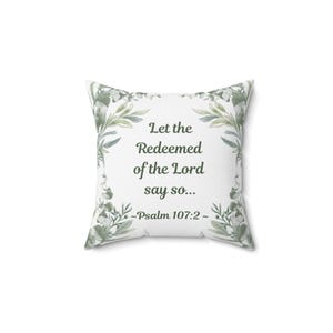 Op de afbeelding: Een vierkant wit sierkussen met een aquarel-stijl groene eucalyptusblad-rand aan de linker- en rechterkant. De centrale tekst in donkergroen luidt: Let the Redeemed of the Lord say so... ~Psalm 107:2~ in een schreeflettertype.