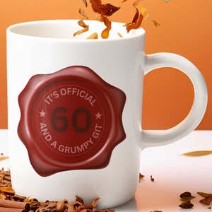 Könnte beinhalten: Weiße Keramiktasse mit einem roten Wachssiegel-Design, auf dem "It's Official 60 and a Grumpy Git" steht.