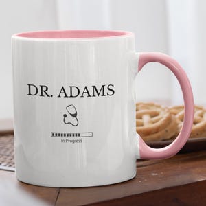 Personalisierter Doktorbecher, lustiges zukünftiges Doktorgeschenk, Doktor in Fortschrittbecher, Doktorgeschenke, Medizinstudierendengeschenk, Dr.-Becher, Weihnachtsgeschenk