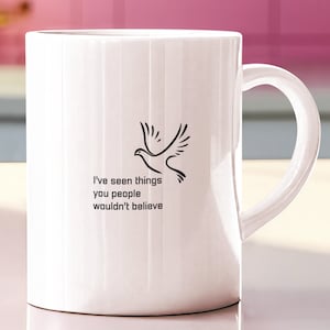 Pode incluir: Caneca de cerâmica branca com um contorno preto de uma pomba e o texto "Eu vi coisas que as pessoas não acreditariam".