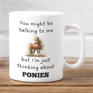 Taza con la frase &quot;Pensando en ponis&quot;, regalo de ponis, taza de ponis, regalos divertidos de ponis, regalo para amantes de los ponis, idea de regalo de ponis, taza de café de ponis