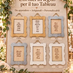 May include: A large display board featuring six wooden frames with guest names, labeled Cornici in legno per il tuo Tableau, Da appendere, Artigianali, Personalizzabili. The frames are in various finishes including light wood, blue, and white.